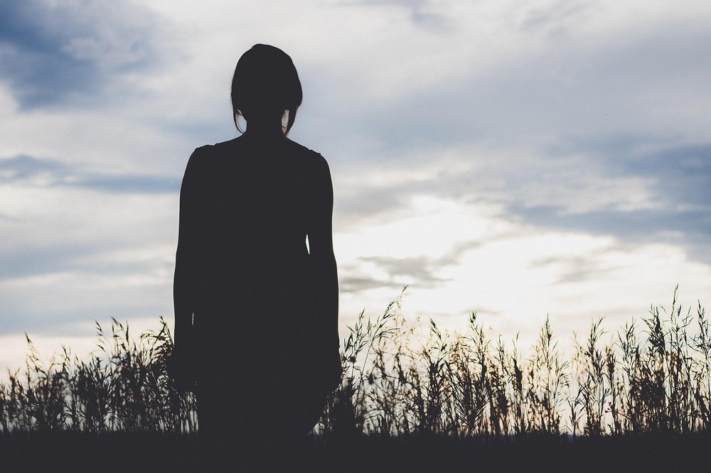 Mascha Jauch: Adoption, Alter und ein Leben fern der Öffentlichkeit Symbolische Darstellung – Aus Gründen der Privatsphäre existieren keine Fotos von Mascha Jauch.
